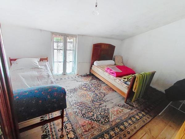 Maison en pierres d'environ 115 m2 sur un terrain d'1 ha