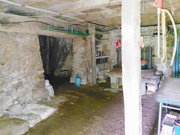 Maison en pierres d'environ 115 m2 sur un terrain d'1 ha