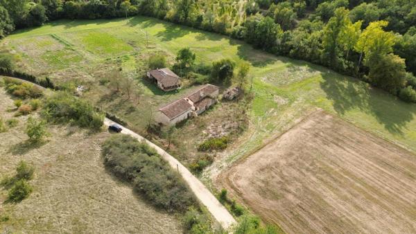 Ancienne ferme à restaurer sur 1ha de prés au bord de la rivière Lère.
