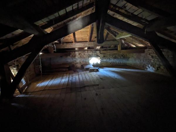 Ancienne ferme à restaurer sur 1ha de prés au bord de la rivière Lère.