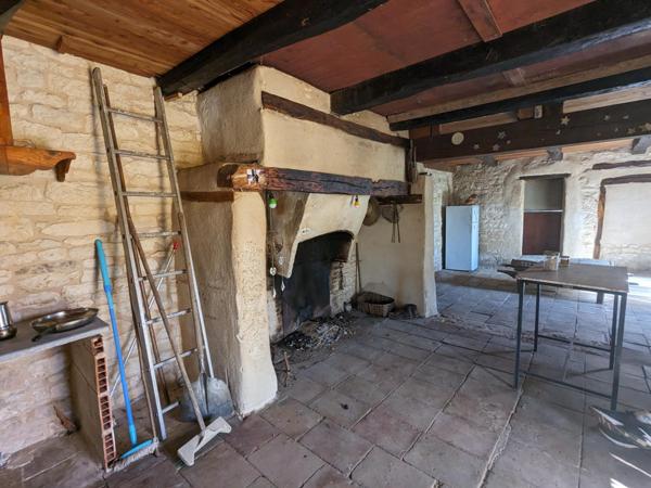 Ancienne ferme à restaurer sur 1ha de prés au bord de la rivière Lère.