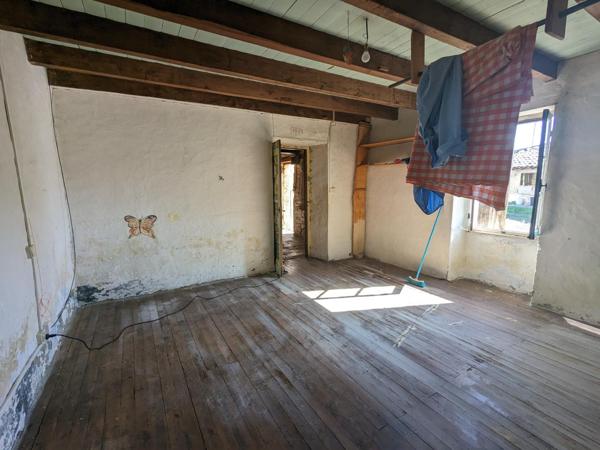 Ancienne ferme à restaurer sur 1ha de prés au bord de la rivière Lère.