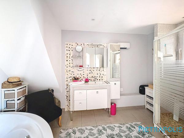EXCLUSIVITÉ - VILLENEUVE LÈS BÉZIERS : Sur une parcelle de 664m², Villa T5 140m², piscine, deux garages