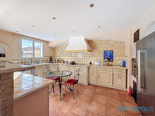 EXCLUSIVITÉ - VILLENEUVE LÈS BÉZIERS : Sur une parcelle de 664m², Villa T5 140m², piscine, deux garages