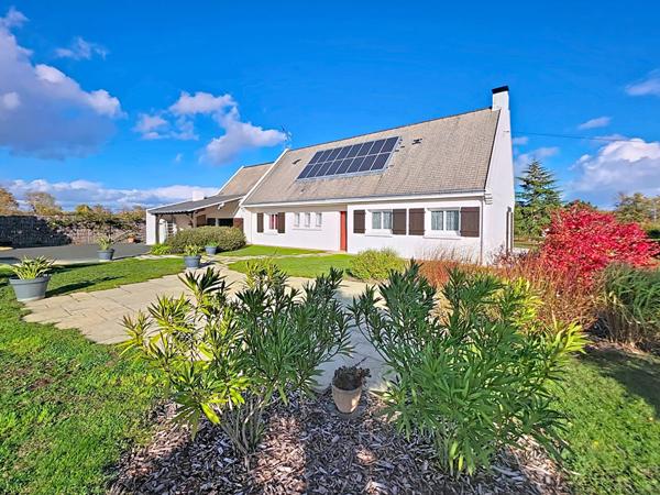 Maison A VENDRE à SAINT HERBLON, magnifique terrain paysagé, piscine et petit étang
