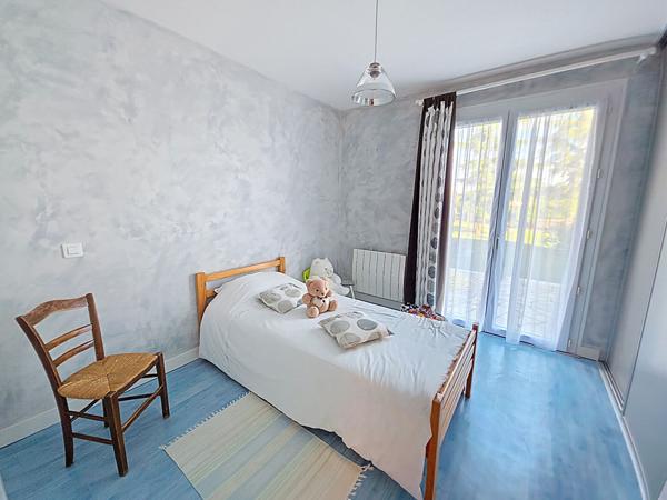 Maison A VENDRE à SAINT HERBLON, magnifique terrain paysagé, piscine et petit étang