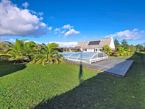 Maison A VENDRE à SAINT HERBLON, magnifique terrain paysagé, piscine et petit étang