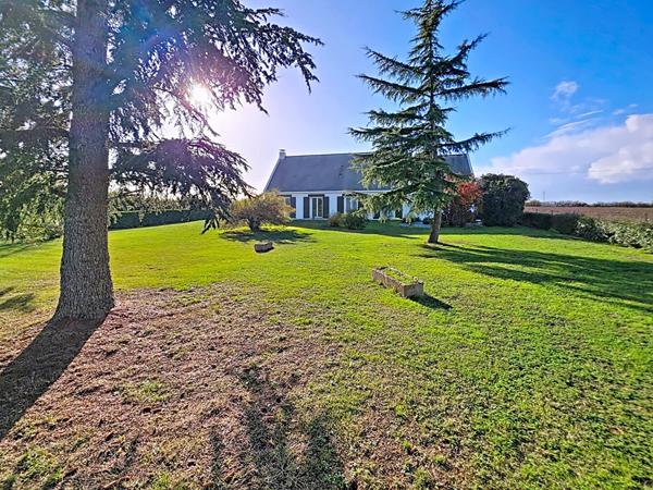 Maison A VENDRE à SAINT HERBLON, magnifique terrain paysagé, piscine et petit étang