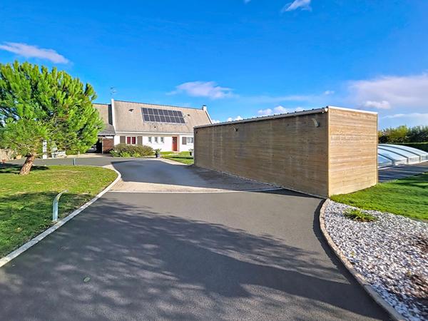 Maison A VENDRE à SAINT HERBLON, magnifique terrain paysagé, piscine et petit étang