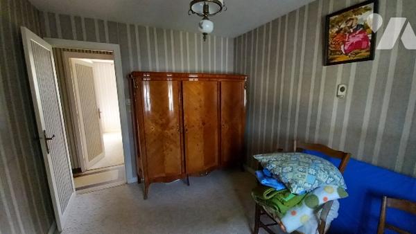 Maison de ville a étage avec un grand jardin arboré.