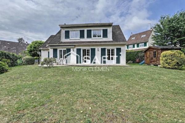 Maison 141 m2, terrain de 460 m2, trois chambres et garage