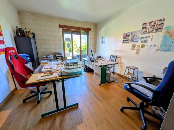 IDEAL GRANDE FAMILLE ayant besoin de dépendances ou pour la location !

Située à La Mure, au calme, sans vis-à-vis et avec une vue imprenable sur l’Obiou, cette propriété rare allie espace, fonctionnalité et confort de vie. 

La MAISON PRINCIPALE (222 m²):
Le premier niveau accueille une vaste pièce de vie lumineuse regroupant cuisine équipée, salle à manger et salon, ouverte sur un balcon filant (sud/est) et une terrasse de 50 m² (ouest). L’espace nuit comprend trois chambres, dont une avec entrée indépendante idéale pour un bureau, ainsi qu’une spacieuse salle de bain de 14 m² (baignoire + douche) et un WC séparé.
Les combles aménagés offrent deux chambres supplémentaires et une grande salle sous charpente actuellement utilisée en salle de jeux (billard qui souhaiterait rester en place car il s’y plaît bien).

Les DEPENDANCES (229 m²):
Un sous-sol complet dédié à l’activité professionnelle ou au stockage : ATELIER de 100 m²– 2 GARAGES dont un doté d'un  pont mécanique– LABORATOIRE ALIMENTAIRE – CAVE – RESERVES - TERRASSE – JARDIN – GRANDE COUR POUR STATIONNEMENTS.
Cet espace est parfait pour un artisan, un indépendant ou un collectionneur ayant besoin de volume et d’accessibilité.

Les EXTERIEURS:
Terrain clos avec potager, serre, jardin arrière, terrasse plein ouest, balcon panoramique et grande cour offrant de nombreuses places de stationnement (ou possibilité d’aménagement). 

COTE TECHNIQUE:
Chauffage fioul, poêles à granulés (salon) et bois (atelier) ; double vitrage ; fibre optique ; compteurs électriques et d’eau séparés (habitat et professionnel).

Un bien rare alliant habitation spacieuse et grand potentiel professionnel, dans un cadre paisible avec une vue exceptionnelle.