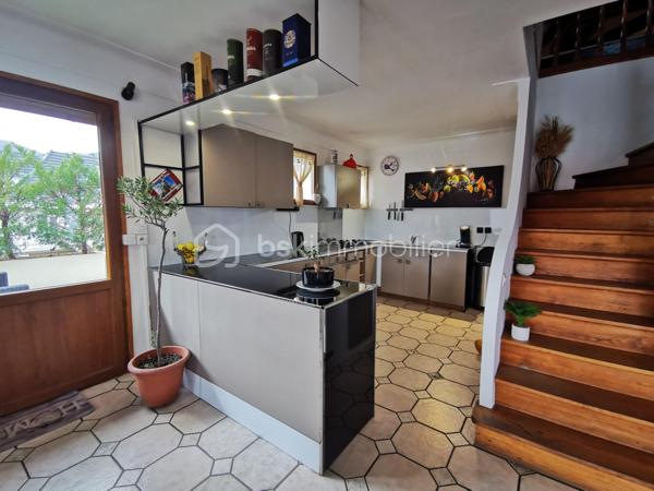 IDEAL GRANDE FAMILLE ayant besoin de dépendances ou pour la location !

Située à La Mure, au calme, sans vis-à-vis et avec une vue imprenable sur l’Obiou, cette propriété rare allie espace, fonctionnalité et confort de vie. 

La MAISON PRINCIPALE (222 m²):
Le premier niveau accueille une vaste pièce de vie lumineuse regroupant cuisine équipée, salle à manger et salon, ouverte sur un balcon filant (sud/est) et une terrasse de 50 m² (ouest). L’espace nuit comprend trois chambres, dont une avec entrée indépendante idéale pour un bureau, ainsi qu’une spacieuse salle de bain de 14 m² (baignoire + douche) et un WC séparé.
Les combles aménagés offrent deux chambres supplémentaires et une grande salle sous charpente actuellement utilisée en salle de jeux (billard qui souhaiterait rester en place car il s’y plaît bien).

Les DEPENDANCES (229 m²):
Un sous-sol complet dédié à l’activité professionnelle ou au stockage : ATELIER de 100 m²– 2 GARAGES dont un doté d'un  pont mécanique– LABORATOIRE ALIMENTAIRE – CAVE – RESERVES - TERRASSE – JARDIN – GRANDE COUR POUR STATIONNEMENTS.
Cet espace est parfait pour un artisan, un indépendant ou un collectionneur ayant besoin de volume et d’accessibilité.

Les EXTERIEURS:
Terrain clos avec potager, serre, jardin arrière, terrasse plein ouest, balcon panoramique et grande cour offrant de nombreuses places de stationnement (ou possibilité d’aménagement). 

COTE TECHNIQUE:
Chauffage fioul, poêles à granulés (salon) et bois (atelier) ; double vitrage ; fibre optique ; compteurs électriques et d’eau séparés (habitat et professionnel).

Un bien rare alliant habitation spacieuse et grand potentiel professionnel, dans un cadre paisible avec une vue exceptionnelle.