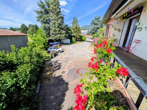 IDEAL GRANDE FAMILLE ayant besoin de dépendances ou pour la location !

Située à La Mure, au calme, sans vis-à-vis et avec une vue imprenable sur l’Obiou, cette propriété rare allie espace, fonctionnalité et confort de vie. 

La MAISON PRINCIPALE (222 m²):
Le premier niveau accueille une vaste pièce de vie lumineuse regroupant cuisine équipée, salle à manger et salon, ouverte sur un balcon filant (sud/est) et une terrasse de 50 m² (ouest). L’espace nuit comprend trois chambres, dont une avec entrée indépendante idéale pour un bureau, ainsi qu’une spacieuse salle de bain de 14 m² (baignoire + douche) et un WC séparé.
Les combles aménagés offrent deux chambres supplémentaires et une grande salle sous charpente actuellement utilisée en salle de jeux (billard qui souhaiterait rester en place car il s’y plaît bien).

Les DEPENDANCES (229 m²):
Un sous-sol complet dédié à l’activité professionnelle ou au stockage : ATELIER de 100 m²– 2 GARAGES dont un doté d'un  pont mécanique– LABORATOIRE ALIMENTAIRE – CAVE – RESERVES - TERRASSE – JARDIN – GRANDE COUR POUR STATIONNEMENTS.
Cet espace est parfait pour un artisan, un indépendant ou un collectionneur ayant besoin de volume et d’accessibilité.

Les EXTERIEURS:
Terrain clos avec potager, serre, jardin arrière, terrasse plein ouest, balcon panoramique et grande cour offrant de nombreuses places de stationnement (ou possibilité d’aménagement). 

COTE TECHNIQUE:
Chauffage fioul, poêles à granulés (salon) et bois (atelier) ; double vitrage ; fibre optique ; compteurs électriques et d’eau séparés (habitat et professionnel).

Un bien rare alliant habitation spacieuse et grand potentiel professionnel, dans un cadre paisible avec une vue exceptionnelle.