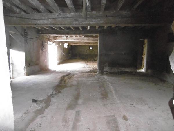 Cette jolie longère  en pierres apparentes.