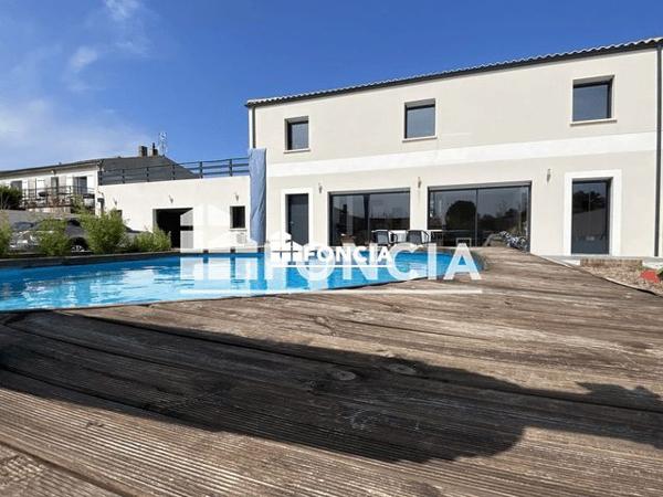 Location Maison 5 pièces 142.7 m² - 6 RUE DU CHEMIN VERT Angliers 17540