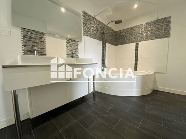 Location Maison 5 pièces 142.7 m² - 6 RUE DU CHEMIN VERT Angliers 17540