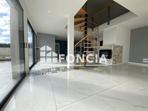 Location Maison 5 pièces 142.7 m² - 6 RUE DU CHEMIN VERT Angliers 17540