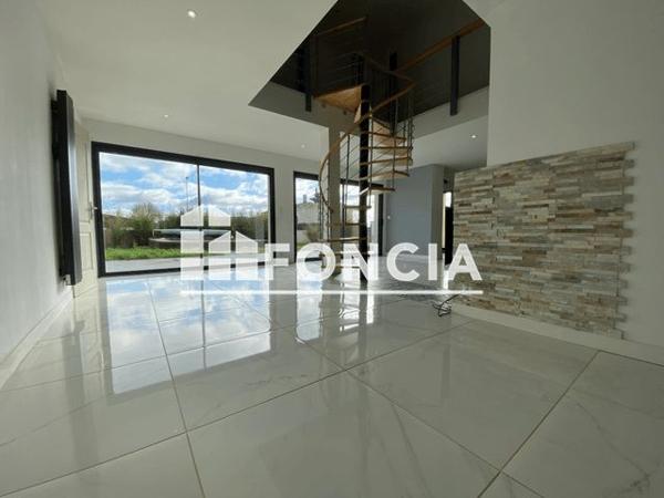 Location Maison 5 pièces 142.7 m² - 6 RUE DU CHEMIN VERT Angliers 17540