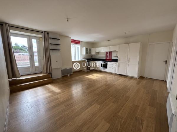 APPARTEMENT T3 AU DERNIER ETAGE AVEC DEPENDANCES ET STATIONNEMENT