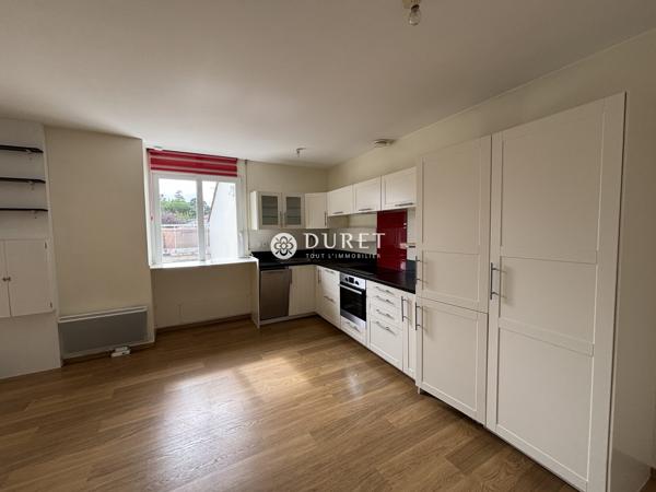 APPARTEMENT T3 AU DERNIER ETAGE AVEC DEPENDANCES ET STATIONNEMENT