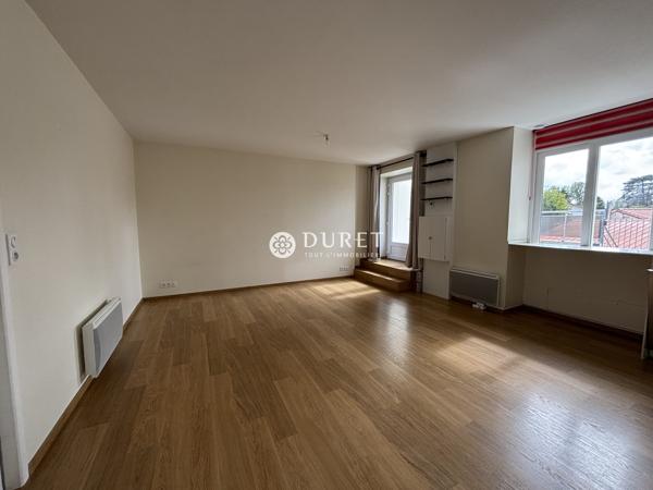 APPARTEMENT T3 AU DERNIER ETAGE AVEC DEPENDANCES ET STATIONNEMENT