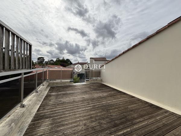 APPARTEMENT T3 AU DERNIER ETAGE AVEC DEPENDANCES ET STATIONNEMENT