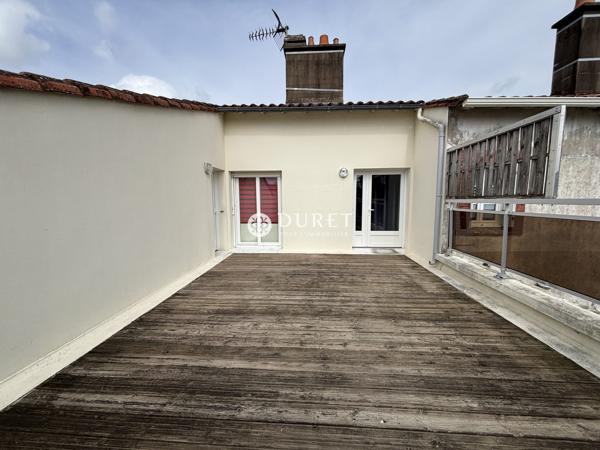 APPARTEMENT T3 AU DERNIER ETAGE AVEC DEPENDANCES ET STATIONNEMENT