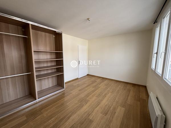 APPARTEMENT T3 AU DERNIER ETAGE AVEC DEPENDANCES ET STATIONNEMENT