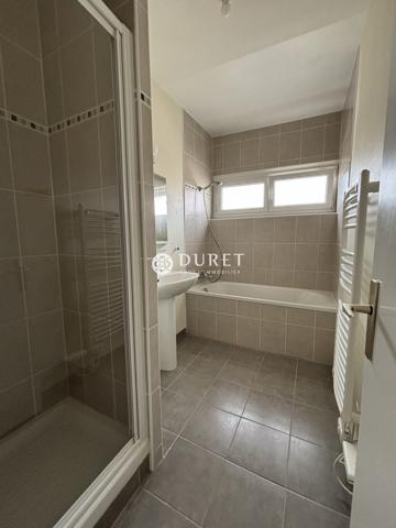 APPARTEMENT T3 AU DERNIER ETAGE AVEC DEPENDANCES ET STATIONNEMENT