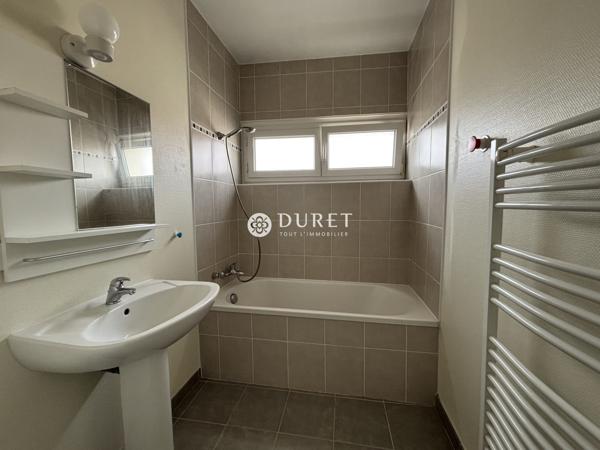 APPARTEMENT T3 AU DERNIER ETAGE AVEC DEPENDANCES ET STATIONNEMENT