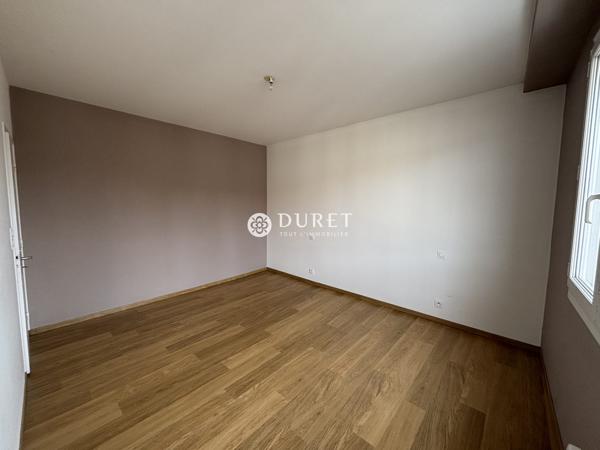 APPARTEMENT T3 AU DERNIER ETAGE AVEC DEPENDANCES ET STATIONNEMENT