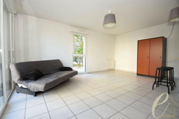 VAULX EN VELIN Carré de Soie – Joli T1bis meublé en rez-de-jardin de 31 m² avec 59 m² d’extérieurs et garage fermé