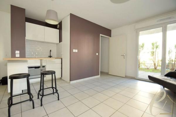 VAULX EN VELIN Carré de Soie – Joli T1bis meublé en rez-de-jardin de 31 m² avec 59 m² d’extérieurs et garage fermé