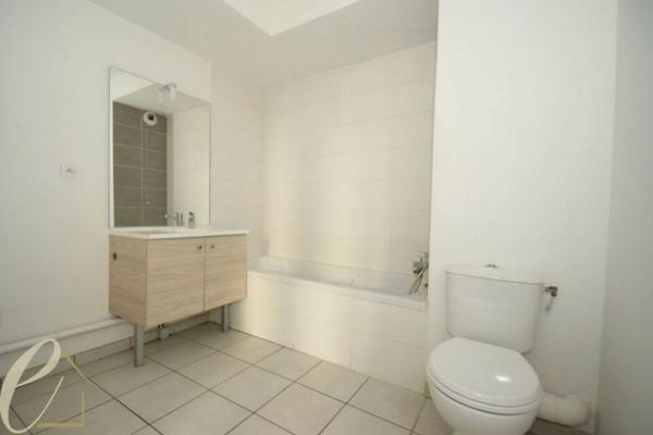 VAULX EN VELIN Carré de Soie – Joli T1bis meublé en rez-de-jardin de 31 m² avec 59 m² d’extérieurs et garage fermé