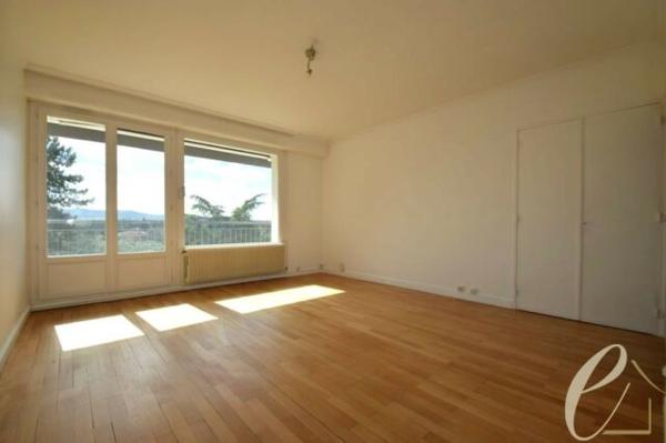 VAULX EN VELIN Carré de Soie – Joli T1bis meublé en rez-de-jardin de 31 m² avec 59 m² d’extérieurs et garage fermé