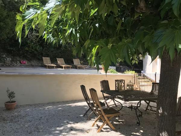 Saint-Saturnin-lès-Apt (84490) Idéalement située à 2 pas du centre village !