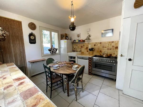 Saint-Saturnin-lès-Apt (84490) Idéalement située à 2 pas du centre village !