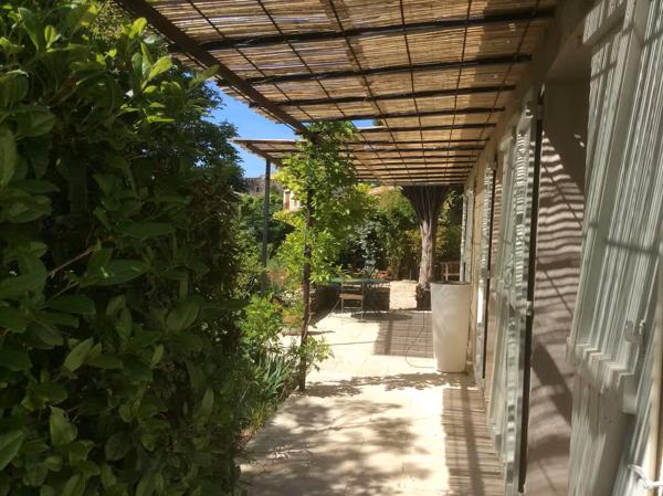 Saint-Saturnin-lès-Apt (84490) Idéalement située à 2 pas du centre village !