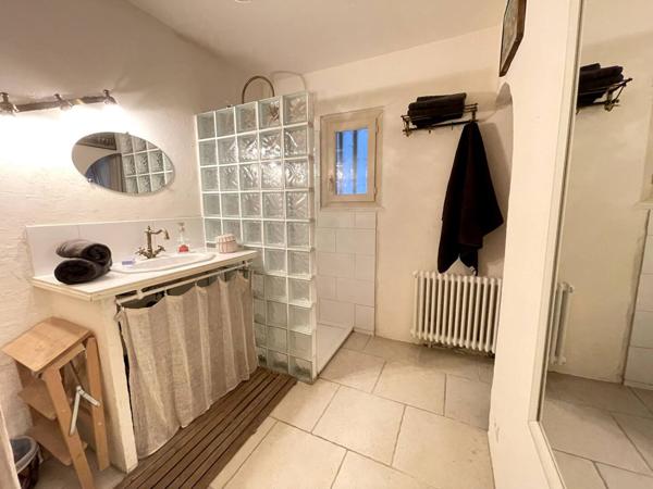 Saint-Saturnin-lès-Apt (84490) Idéalement située à 2 pas du centre village !