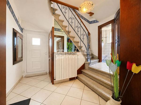 METZ-SABLON - ENSEMBLE IMMOBILIER À FORT POTENTIEL LOCATIF AVEC 2 LOGEMENTS, JARDIN ET 5 GARAGES