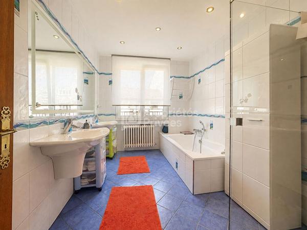 METZ-SABLON - ENSEMBLE IMMOBILIER À FORT POTENTIEL LOCATIF AVEC 2 LOGEMENTS, JARDIN ET 5 GARAGES