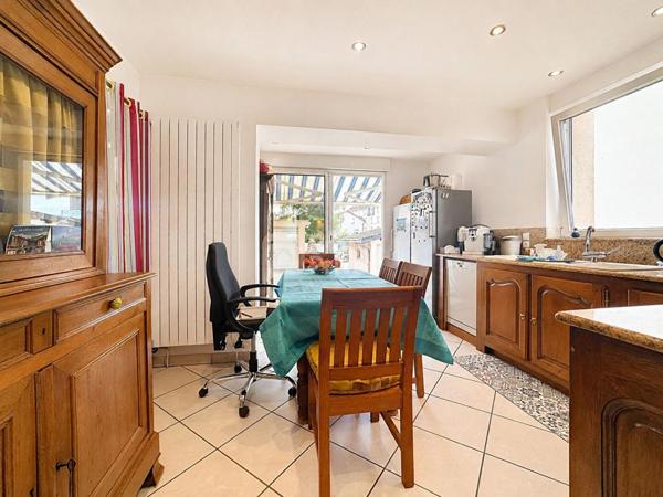 METZ-SABLON - ENSEMBLE IMMOBILIER À FORT POTENTIEL LOCATIF AVEC 2 LOGEMENTS, JARDIN ET 5 GARAGES