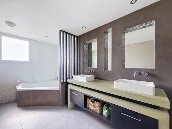 Maison familiale beaux volumes vue dégagée 5 chambres garage piscine