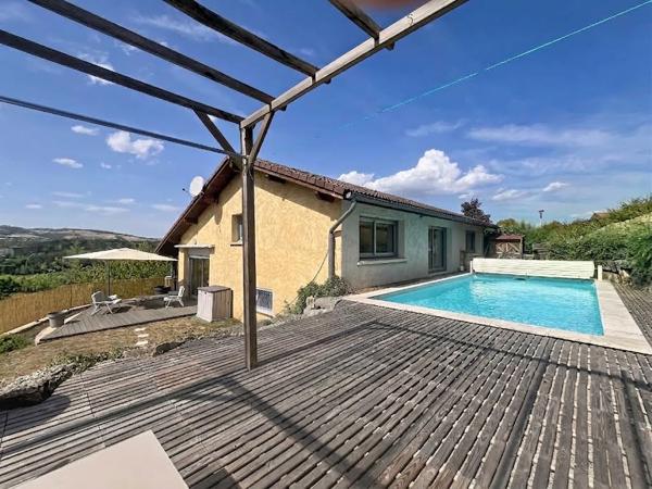 Maison familiale beaux volumes vue dégagée 5 chambres garage piscine
