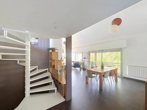 Maison familiale beaux volumes vue dégagée 5 chambres garage piscine