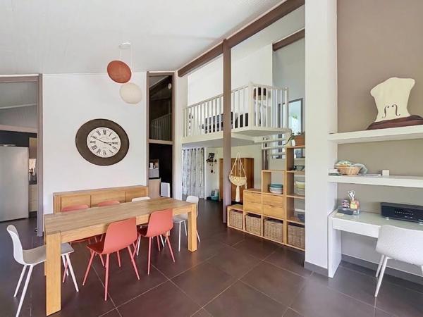 Maison familiale beaux volumes vue dégagée 5 chambres garage piscine