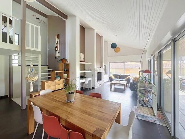 Maison familiale beaux volumes vue dégagée 5 chambres garage piscine