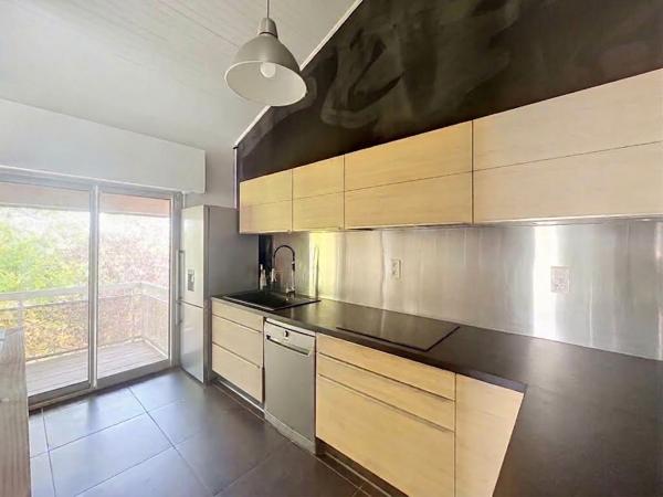 Maison familiale beaux volumes vue dégagée 5 chambres garage piscine