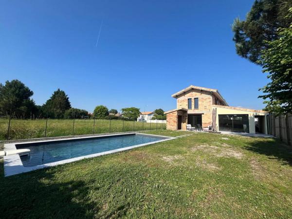 Maison 4 pièces de 132m² habitables, 162m² avec le garage à Sainte Hélène 33480 à 15min de Saint Médard en Jalles